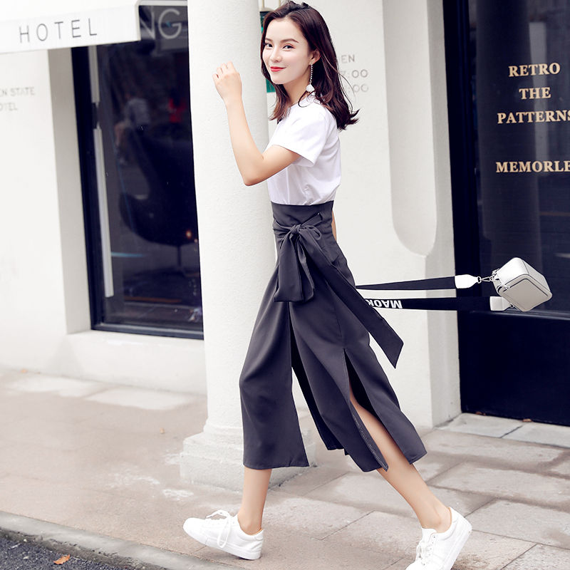 显气质的一款连衣裙，赚足回头率，充满了时尚优雅的美感