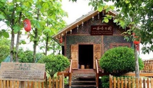 中国最特别房子,一半国内一半国外,游客:可以直接从这出国了?