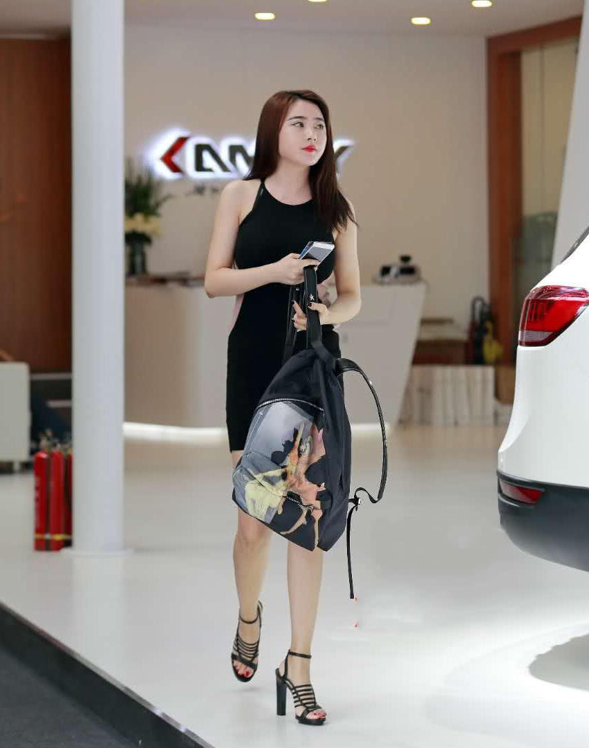 性感小姐姐连衣短裙显白嫩美腿，浑圆饱满的上围呼之欲出，十分撩