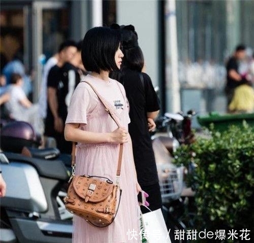 『 美女』让你驻足观望，时尚美女街拍：温婉可人的美女