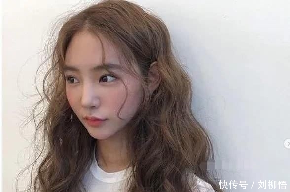  「个性」2020最火的头发颜色，长卷发绝对是最火的，有个性更洋气！