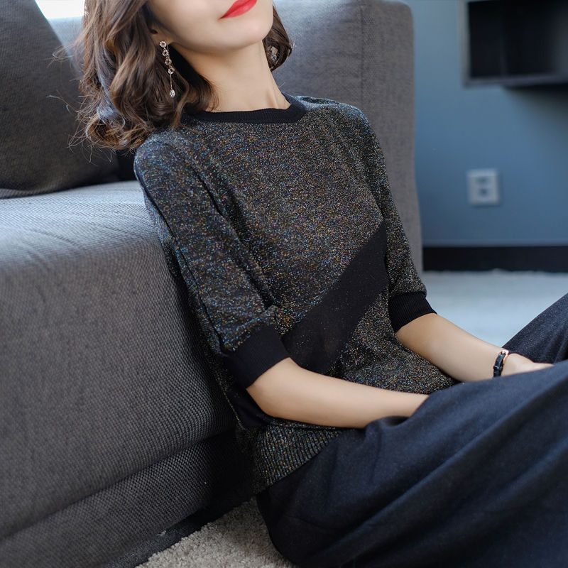 时尚辣妈身材太好了!穿这紧身T恤，显现凸凹有致的身材