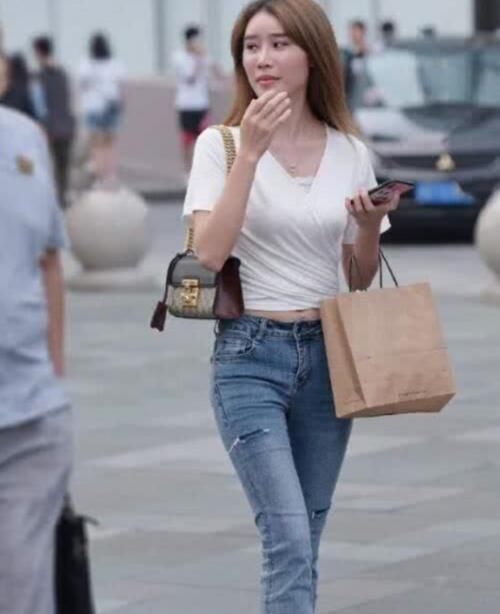  「金发」“眯着眼”的破洞牛仔裤，金发女神的小红脸，网友：真迷人！