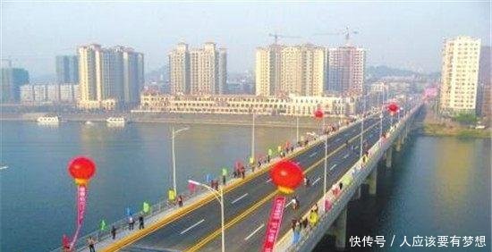 中国最坚强的桥被定为危桥用炸药拆除，一声巨响后专家无地自容