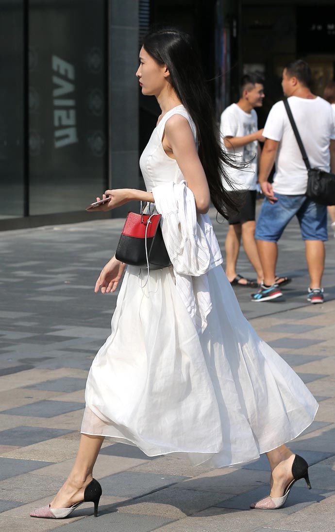 街拍路人:细细高跟鞋配长裙美女，犹如模特风范