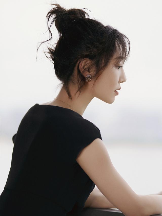 34岁白百何再次现身，白衬衫搭配牛仔裤亮相活动，大妈秒变少女