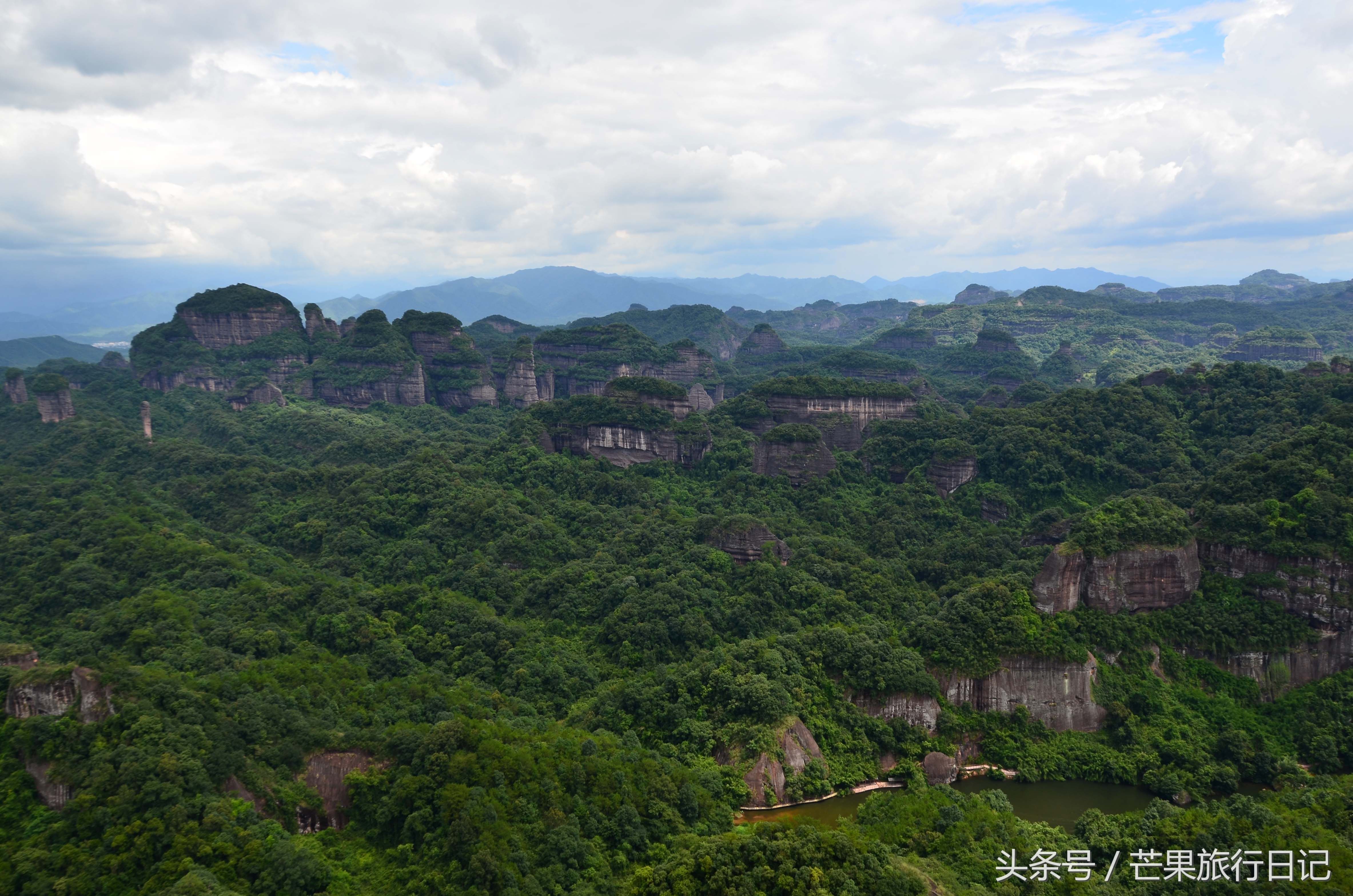 在广东和湖南交界处，有个美丽的县，出了世界级旅游景区