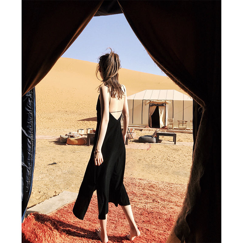 自带凉爽效果的吊带裙在八月很受欢迎,凸显窈窕身材,动人心弦