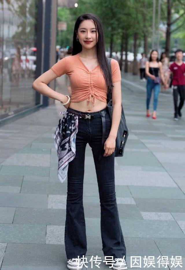  #气质#休闲范的牛仔裤显气质不凡，很好的展现优雅的气质与美感