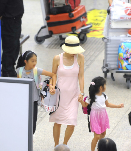 42岁马伊琍真会穿！一袭粉色长裙显小20岁，网友：比姚笛美