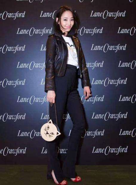 白百何现身活动, 抹胸长裙一片哗然, 网友: 还嫌流言不够多吗?