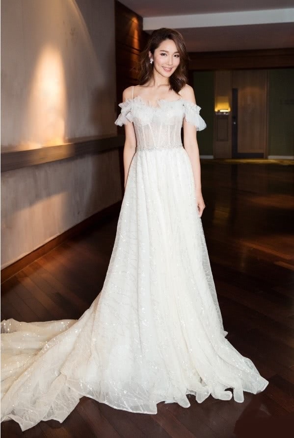 真不愧是“华姐”出道，李亚男一袭白裙尽显好身材，性感又优雅！