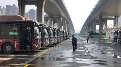  #通勤高峰时段#3月2日起 郑州公交对运营班次进行再调整