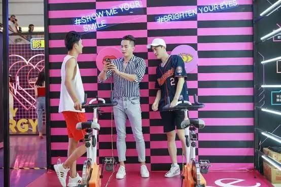 Pick戚薇担任“妆容灵感师”，Mistine深度“对话”年轻消费者