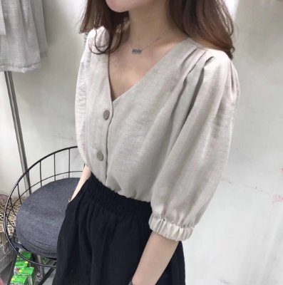 老婆换掉裙子还真更显嫩美，这样的休闲套装，惹的路人一步三回头