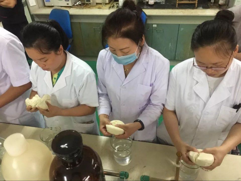 馒头里面有纸浆?宁夏食药监局亲测证实,系谣言!