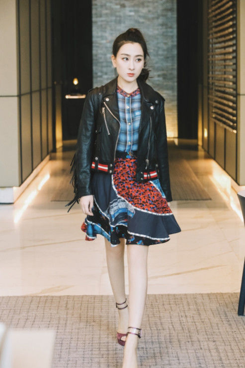 马苏黑色长裙妩媚动人，凹凸身材太抢镜了，网友：不小心被撩到了