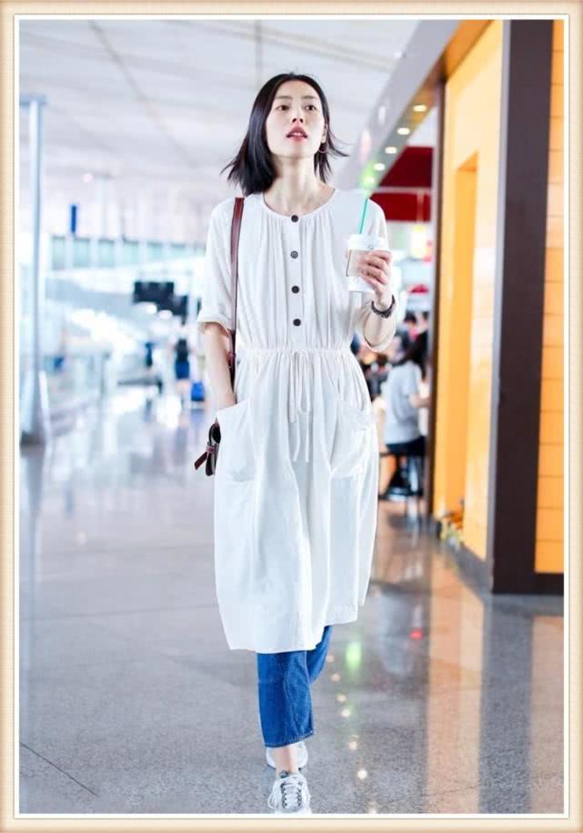 刘雯堪称最保守超模！小白裙里套裤子走机场，江疏影都比她放得开