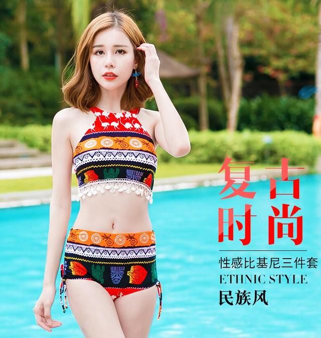 复古时尚的比基尼泳衣,显得美女肌肤白皙身段优美,迷人魅力更足