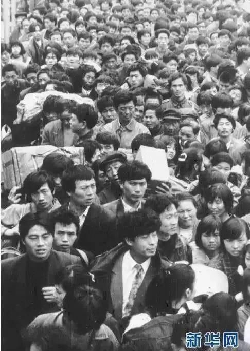  排队■被藏40年的春运偷拍照：那一年，我排队到通宵，那一年…