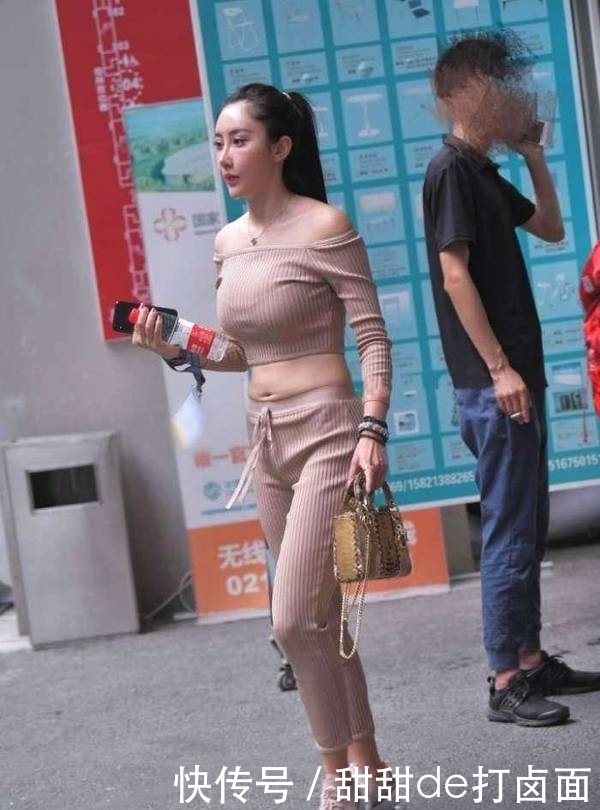 『度过』美女街拍小姐姐穿针织套装出街, 度过一个“温情”的秋天