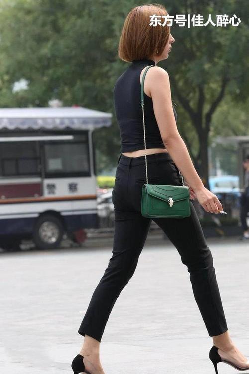 胸前吊带让人着迷，包臀裙紧裹翘臀，曲线完美勾人无比