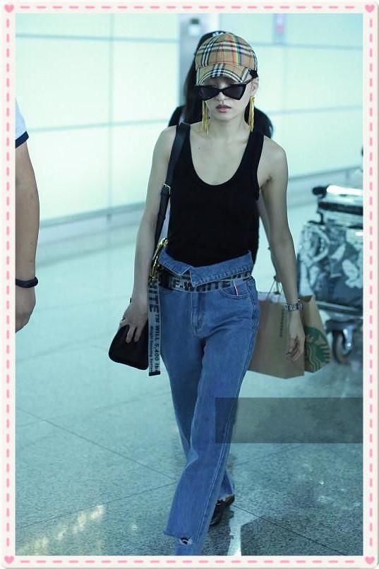 扮嫩只服张韶涵！一件小背心36岁穿成16岁，网友：越瘦越年轻？