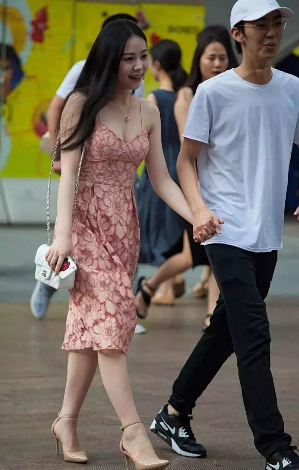 街拍：身材很棒的粉裙美女和男友晒幸福