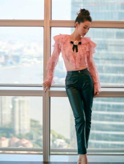 李沁真会“装”，竟穿条紫色“蓬蓬裙”出门，瞬间成了芭比娃娃！