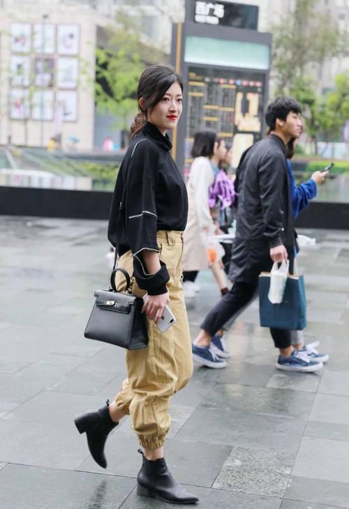 街拍：美女一身穿着休闲又时尚，让人眼前一亮。