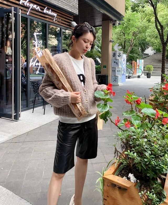  质感好的白■嫌基础款白T恤太普通？那是你不会穿，这几招帮你穿出气质美