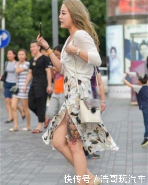  「不已」街拍：身材匀称的美女，一件露肩上衣配靓丽的小皮裤，让人赞不已