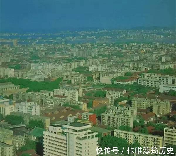  【照片】老照片这是80年代的湖北武汉，这是记忆中的江城