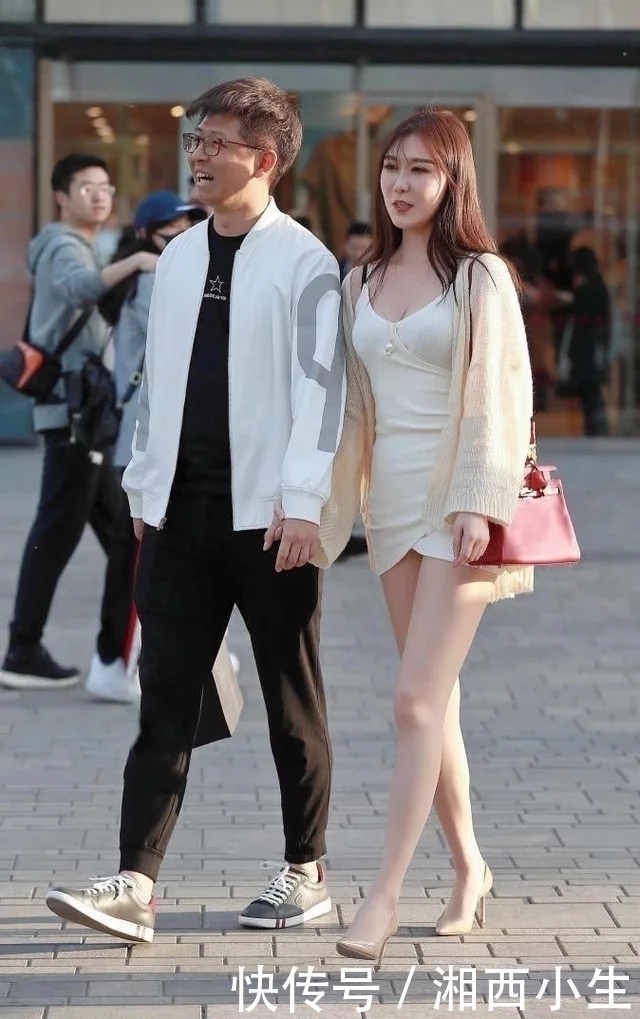 街拍：小姐姐看起来好有气质，飘逸的长发，时尚的装扮，看上去很