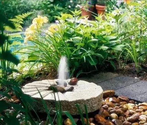 庭院不需太奢华，或一盆花，或一个老物件就能让庭院惬意起来