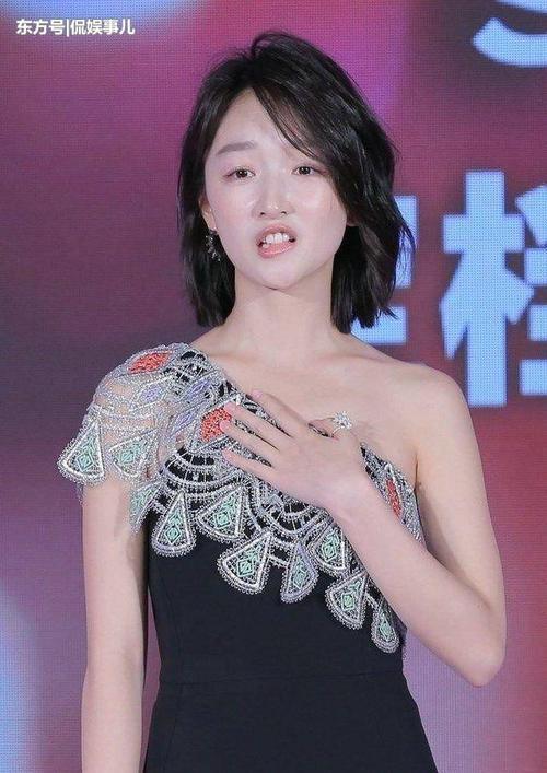 周冬雨好尴尬！斜肩裙撑不起来一直掉，网友：别扯了没啥可看的！