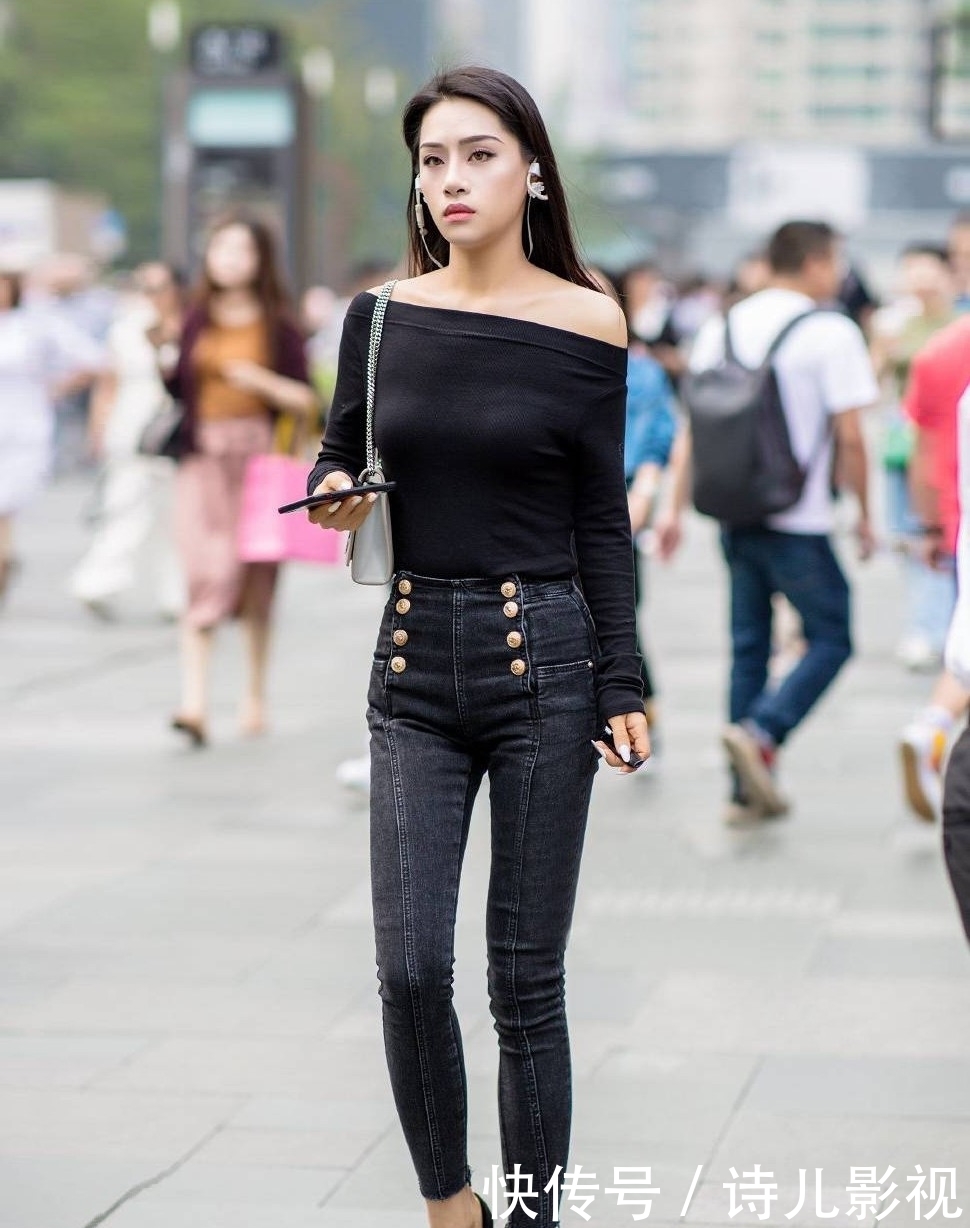 「 轻松」身穿白色西装+V领背心,让你轻松扮靓,街拍:时髦又出众的小姐姐