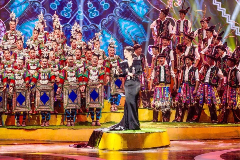 宁静这么紧的裙子也硬穿，不想勒出小肚子，网友:真是一秒尴尬了