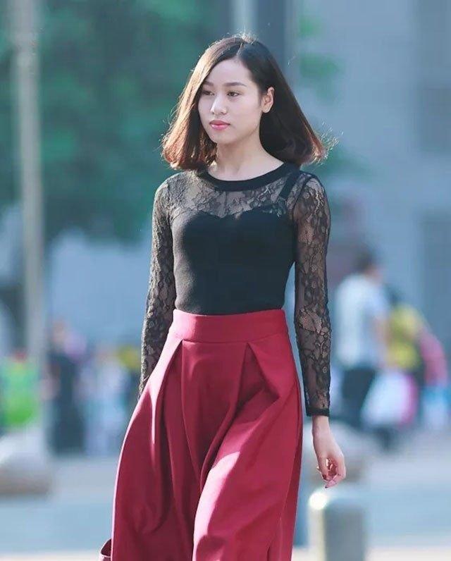 成都路人街拍好不好看我不说， 但胸前风景无限