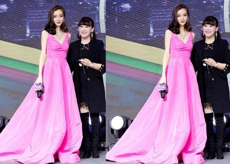 当90斤杨颖和96斤张天爱同穿粉色礼服，网友:苗条终究输给了微胖