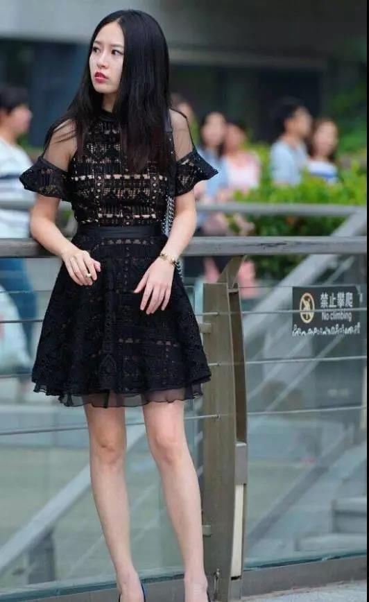 街拍：露肩黑裙美女除了美也不失性感可爱