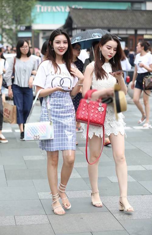 街拍，可爱小姐姐穿着清凉又性感，颜值出众，成为人群中的焦点！