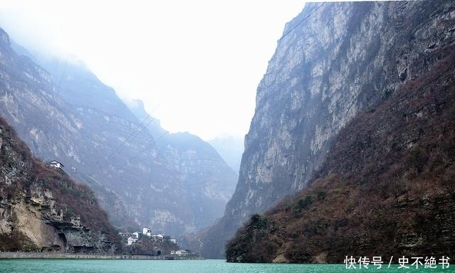 一线天：中国跨度最大的铁路石拱桥，99天建成，火车跑了快50年！