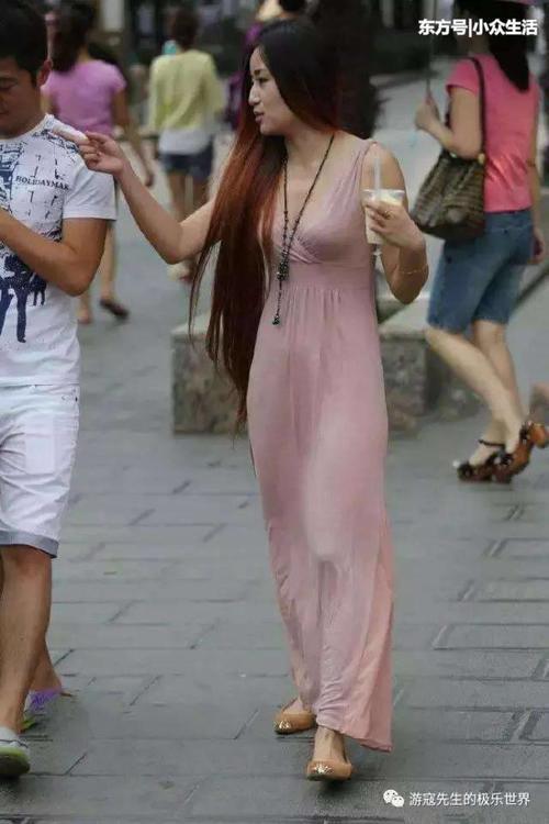 街拍：粉色薄纱长裙小姐姐， 夏天清风吹过，非常惬意的美!