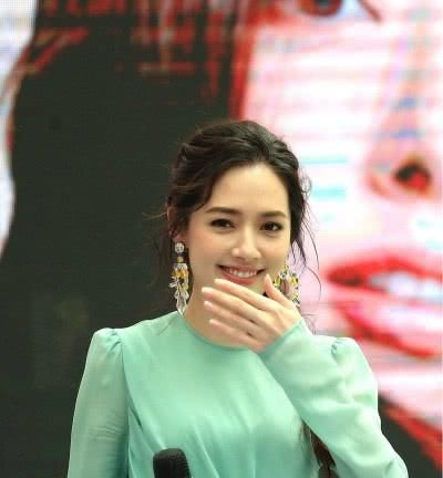  #爱莎#麻花辫低一点，美貌就能高一点！40万根头发的爱莎麻花辫有多美？
