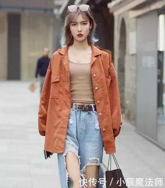 更具:路人街拍,小姐姐清新的面容十分秀丽,更具一股青春的活力味道