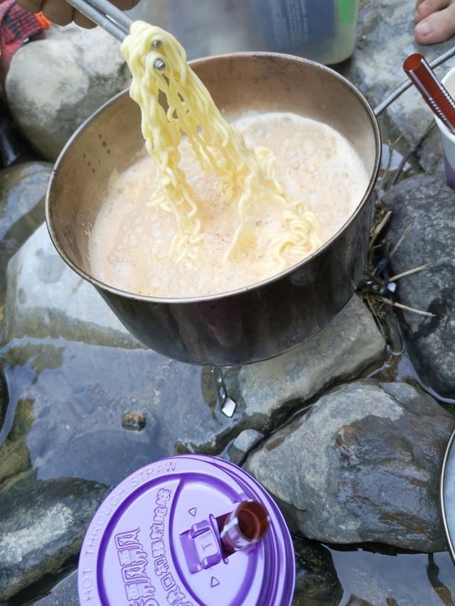 告别重庆,进入贵州,小情侣在夜里赶路,却遇到了危险