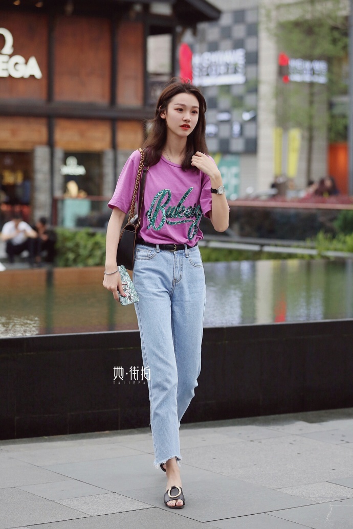 成都街拍,T恤搭配牛仔裤,简简单单的搭配,清爽休闲