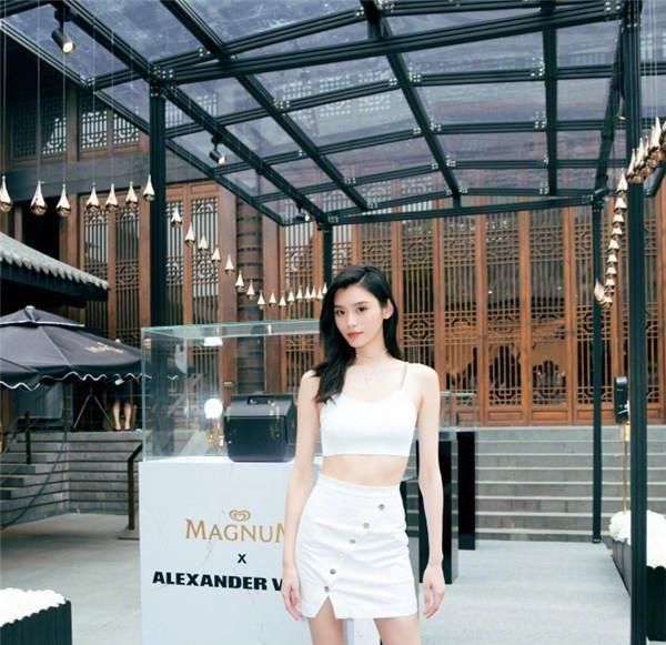 奚梦瑶与吊带裙，惊奇：奚姐总穿吊带裙，吊带裙总遮不住内衣