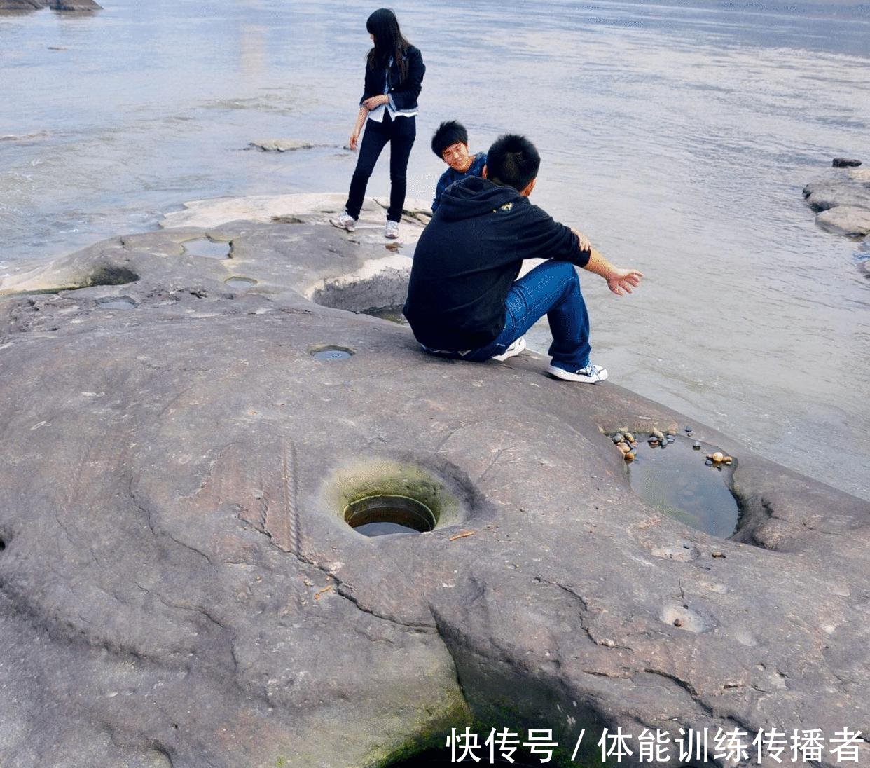 长江水里也有玉大叔捡鹅卵石20年，玉商用3套房交换一块石